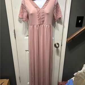 Chic Lace Sleeve Maxi Dress in Soft Pink